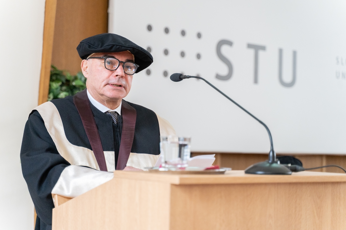 STU udelila čestný doktorát profesorovi Massimovi Morbidellimu
