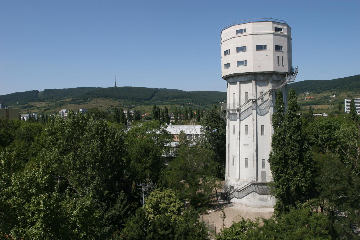 Stará vodná veža, v ktorej si zriadili ateliér