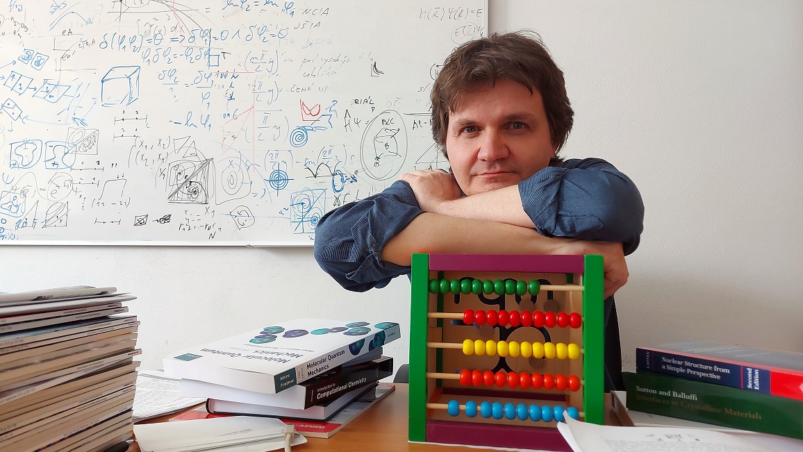 Najpresnejšie magnetické momenty krátkožijúcich jadier: v Cerne merajú, na STU počítame