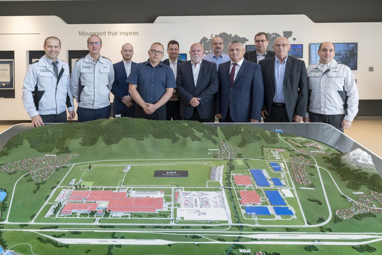 Predstavitelia STU navštívili závod Kia Slovakia