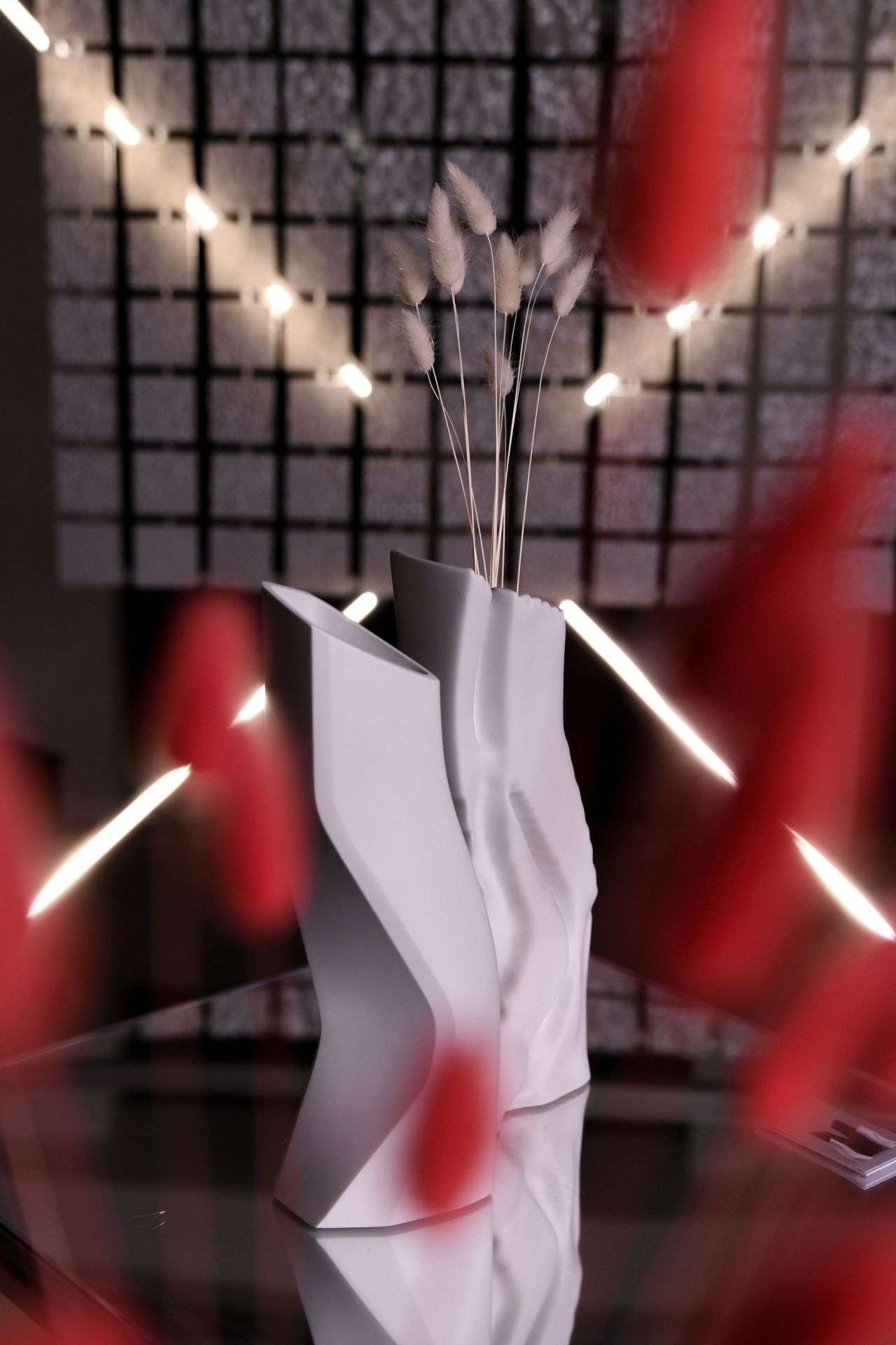 Diptych váz Informed Creativity - komparatívna štúdia dizajnérskeho procesu s využitím a bez použitia nástrojov AI. Doktorandský výskum Vladimíra Boroňa, MX lab 2024 (školiteľka Michala Lipková). Foto: Petra Huraiová.