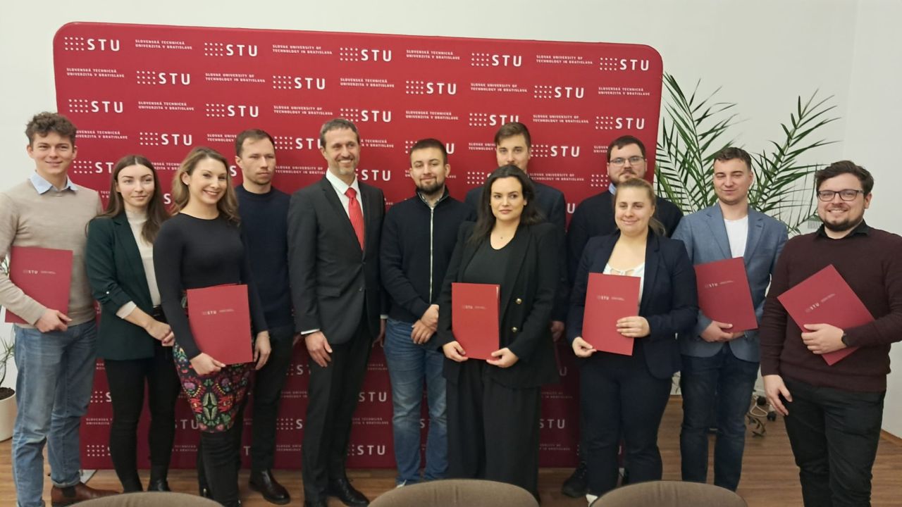 Excelentné tímy mladých výskumníkov STU si prevzali dekréty