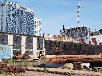 Remorkér Šturec a výstavba okolo prístavu.